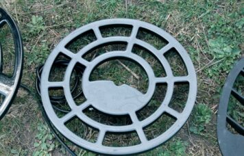 On distingue trois types de dessous de disques : la résine cassante (pour disques 23x30 Garrett ACE, nécessitant un protège-disque), la résine dure (comme pour le 34 cm GTI 2500, ne rendant pas toujours le protège-disque nécessaire), et la coque rigide (pour T², F75, F4, protégeant la jointure et assurant l'étanchéité).