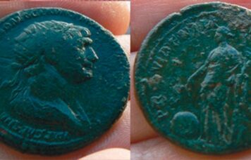 Belle patinepour ce dupondius de Trajan trou vé par blageaon. Avers : Buste radié à droite ; IMP CAES NER TRAIANO OPTIMO AVG GER DAC PARTHICO P M TR P COS VI P P Revers : La Providence à gauche, coude appuyé sur la colonne et pointant vers un globe à ses pieds ; PROVIDENTIA AVGVSTI SPQR S-C . RIC 665 / Cohen 322