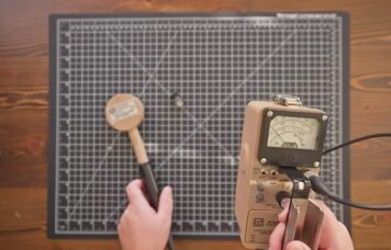 Compteur Geiger avec sonde pancake large pour la détection de contamination de surface.