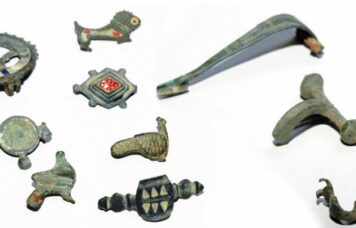 Voici une jolie collection de fibules trouvées en Alsace. On notera que 3 d’entre elles ont des formes d’animaux (oiseau et lion), ce sont celles qu’on nomme zoomorphes. Elles peuvent être émaillées ou non et sont généralement datées des II et IIIème siècle pour la période romaine. Mérovingiens et Carolingiens ont aussi fabriqué des fibules zoomorphes bien souvent en forme d’oiseau (aviformes).