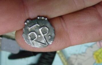 Magnifique denier de Pépin le Bref trouvé dans le Maine et Loire avec le monogramme ANDE au revers. Ce type monétaire est classé à Angers en raison du monogramme du droit composé des lettres ANDE, début d’ANDECAVIS