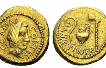 Aureus de Jules César Avers : C. CAESAR - COS. TERT Au revers : A. HIRTIVS PR. (« Aulus Hirtius Præfectus » : Aulus Hirtius préfet). Instruments pontificaux : lituus, vase à sacrifice et hache, frappée à Rome en 46 avant J.-C.