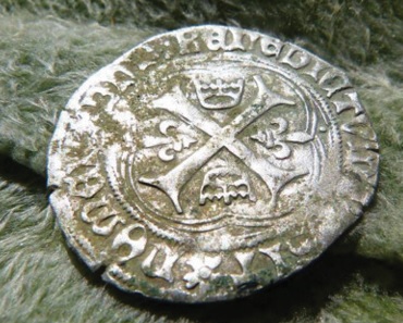 Grand Blanc à la couronne de Louis XII frappé à Villeneuve les Avignon trouvé par Jade. Avers: LVDOVICVS* FRANCORVM* REX. (différent).. Écu de France entre trois couronnelles, dans un trilobe. Revers: SIT* NOMEN* DNI* BENE DICTVM. (différent).. Croix cantonnée de deux couronnelles et de deux lis, dans un quadrilobe.