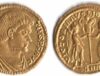 Fabuleux solidus de Magnence trouvé en région parisienne fortuitement à l’aide d’un détecteur ; solidus frappé en 351/352 à Aquileia ; avers : « DN MAGNENTIVS P F AVG », tête nue, drapé et buste cuirassé ; revers : « VICTORIA AVG LIB ROMANOR », la Victoire et la Liberté debout tenant au milieu d’elles un trophée ; « SMAQ » à l’exergue ; RIC 134, C 48.