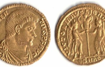 Fabuleux solidus de Magnence trouvé en région parisienne fortuitement à l’aide d’un détecteur ; solidus frappé en 351/352 à Aquileia ; avers : « DN MAGNENTIVS P F AVG », tête nue, drapé et buste cuirassé ; revers : « VICTORIA AVG LIB ROMANOR », la Victoire et la Liberté debout tenant au milieu d’elles un trophée ; « SMAQ » à l’exergue ; RIC 134, C 48.
