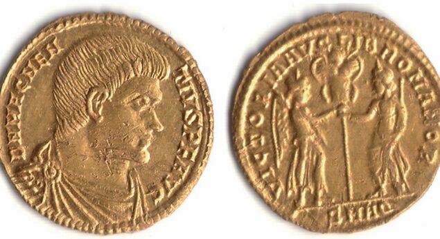 Fabuleux solidus de Magnence trouvé en région parisienne fortuitement à l’aide d’un détecteur ; solidus frappé en 351/352 à Aquileia ; avers : « DN MAGNENTIVS P F AVG », tête nue, drapé et buste cuirassé ; revers : « VICTORIA AVG LIB ROMANOR », la Victoire et la Liberté debout tenant au milieu d’elles un trophée ; « SMAQ » à l’exergue ; RIC 134, C 48.