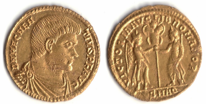 Fabuleux solidus de Magnence trouvé en région parisienne fortuitement à l’aide d’un détecteur ; solidus frappé en 351/352 à Aquileia ; avers : « DN MAGNENTIVS P F AVG », tête nue, drapé et buste cuirassé ; revers : « VICTORIA AVG LIB ROMANOR », la Victoire et la Liberté debout tenant au milieu d’elles un trophée ; « SMAQ » à l’exergue ; RIC 134, C 48.