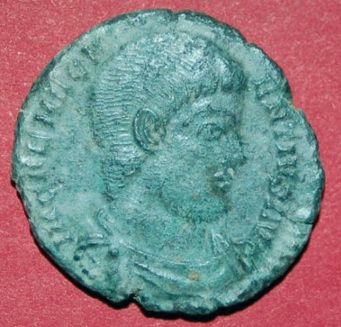 Maiorina de Magnence avec au revers « FELICITAS REIPVBLICAE ».