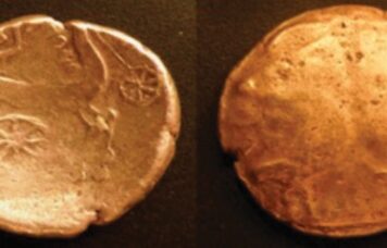 Statère à la tête janiforme, OYOAE des médiomatriques, trouvé par Marc54. Avers: Tête janiforme au style angulaire, la bouche en volute ; un bandeau au décor de chevrons entre les deux visages ; sourcils en esses ; grènetis et listel. Revers : Cheval à gauche, une volute en forme de lyre au-dessus du dos et une rosace cen trée aux huit branches bouletées ; une rouelle à six rayons devant le cheval.