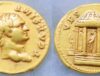 Murcione a trouvé ce magnifique aureus de Vespasien frappé sous le règne de Titus ; avers : « T CAES IMP VESP CEN », tête laurée de Titus à droite (O*) ; revers : « VES-TA », temple rond tétrastyle de Vesta posé sur quatre marches, avec au centre du temple la statue cultuelle de la déesse, le temple étant accosté de deux statues tournées à gauche ; là encore, ce revers est à mettre en relation avec la politique de Vespasien.