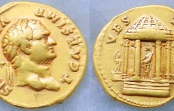 Murcione a trouvé ce magnifique aureus de Vespasien frappé sous le règne de Titus ; avers : « T CAES IMP VESP CEN », tête laurée de Titus à droite (O*) ; revers : « VES-TA », temple rond tétrastyle de Vesta posé sur quatre marches, avec au centre du temple la statue cultuelle de la déesse, le temple étant accosté de deux statues tournées à gauche ; là encore, ce revers est à mettre en relation avec la politique de Vespasien.