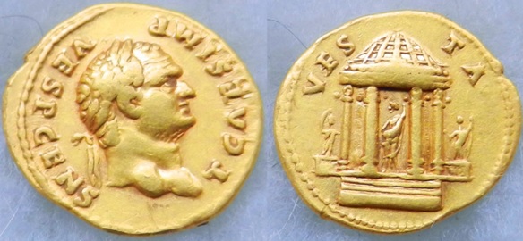 Murcione a trouvé ce magnifique aureus de Vespasien frappé sous le règne de Titus ; avers : « T CAES IMP VESP CEN », tête laurée de Titus à droite (O*) ; revers : « VES-TA », temple rond tétrastyle de Vesta posé sur quatre marches, avec au centre du temple la statue cultuelle de la déesse, le temple étant accosté de deux statues tournées à gauche ; là encore, ce revers est à mettre en relation avec la politique de Vespasien.