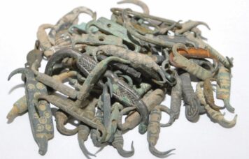 Agrafes à double crochet trouvées en détection.