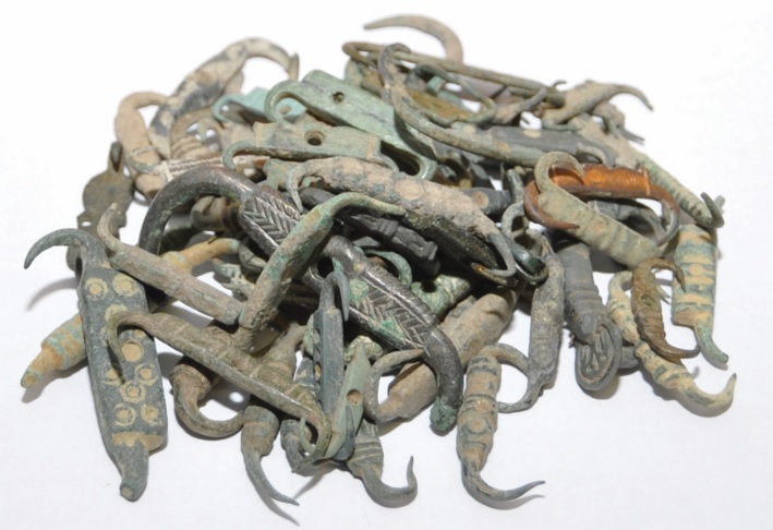 Agrafes à double crochet trouvées en détection.