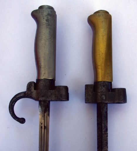 A gauche une 1886 à poignée en maillechort, à droite une 1886-15 à poignée en laiton.