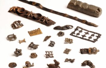 Divers élements de ceintures médievales dont un moule en haut à droite.