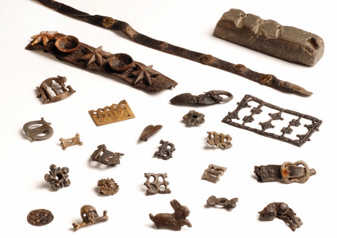 Divers élements de ceintures médievales dont un moule en haut à droite.