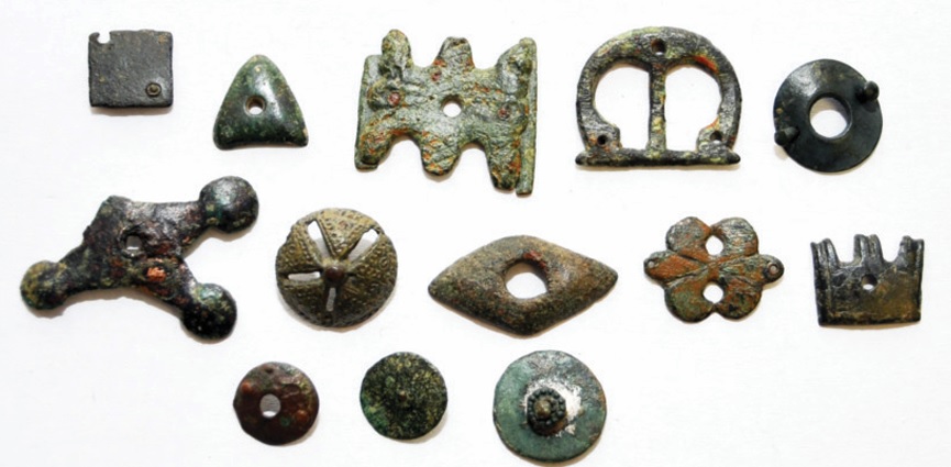 Banquelets, appliques et clous de ceinture à motifs floraux