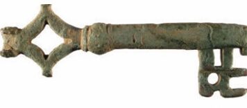 Clé datée de la période 1100-1500