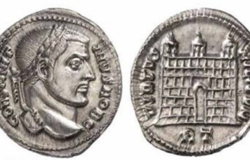 L'Argenteus avec le revers VIRTVSMILITVM montrant "Une porte de camp avec 3 tourelles"