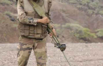 En exercice, voici un démineur de la compagnie de génie de la 13ᵉ demi-brigade de Légion étrangère à Djibouti en 2005 ; il paraît avoir du mal à balayer, imaginez le mauvais équilibrage de ce dernier, surtout que son grand disque paraît être de forme pleine ; il est d’ailleurs obligé d’utiliser une sangle, un peu comme nous, prospecteurs de loisir, lorsque nous avons entre les mains un détecteur avec un disque trop lourd ou mal équilibré.