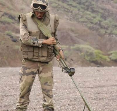 En exercice, voici un démineur de la compagnie de génie de la 13ᵉ demi-brigade de Légion étrangère à Djibouti en 2005 ; il paraît avoir du mal à balayer, imaginez le mauvais équilibrage de ce dernier, surtout que son grand disque paraît être de forme pleine ; il est d’ailleurs obligé d’utiliser une sangle, un peu comme nous, prospecteurs de loisir, lorsque nous avons entre les mains un détecteur avec un disque trop lourd ou mal équilibré.