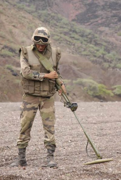 En exercice, voici un démineur de la compagnie de génie de la 13ᵉ demi-brigade de Légion étrangère à Djibouti en 2005 ; il paraît avoir du mal à balayer, imaginez le mauvais équilibrage de ce dernier, surtout que son grand disque paraît être de forme pleine ; il est d’ailleurs obligé d’utiliser une sangle, un peu comme nous, prospecteurs de loisir, lorsque nous avons entre les mains un détecteur avec un disque trop lourd ou mal équilibré.