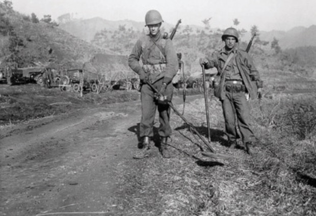 Soldats américains à la recherche des mines anti-tank en Corée en 1953