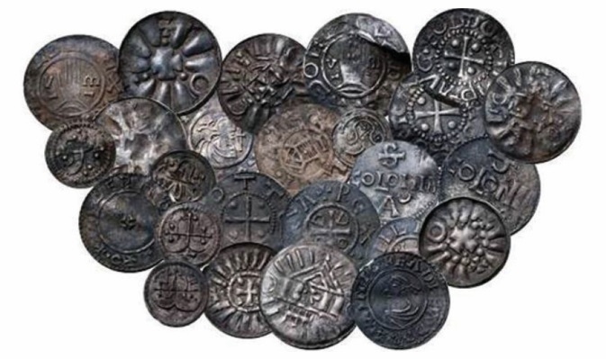 Voici l’un des nombreux trésors déclarés au Danemark grâce au système de Danefæ, la loi danoise sur les trésors ; il comprend 365 objets de l’époque viking dont 60 monnaies très rares ; il a été trouvé et déclaré par un utilisateur de détecteur de métaux âgé de 16 ans qui prospectait au hasard dans la région de Copenhague ; le porte-parole du musée national danois précise que ces pièces portent une croix caractéristique du règne de Harald Ier de Danemark, dit Harald à la dent bleue, qui a apporté le Christianisme en Norvège et au Danemark au Xᵉ siècle ; c’est la plus importante découverte d’objets de cette époque depuis 1939 ; grâce à la bienveillance de la loi danoise, tout le monde est gagnant : l’inventeur pratique son loisir dans la plus parfaite légalité, il est dédommagé pour sa trouvaille, le musée national voit sa collection s’agrandir et la connaissance de cette époque troublée s’améliore (photo Foxnews.com).