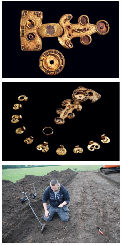 D’une ferme, un jeune prospecteur danois, Morten Kris Niels, a exhumé une magnifique fibule en or et l’a aussitôt apportée à Benita Clemmensen du musée du Jutland ; convaincu qu’il restait d’autres éléments, il retourna sur le lieu de la découverte et exhuma un autre morceau de l’imposante broche ainsi que deux autres pendants eux aussi en or ; les archéologues ont ensuite pris le relais et ont sorti de terre huit magnifiques autres pendants datés du VIᵉ siècle ; là encore, sans le civisme de ce jeune prospecteur, cette trouvaille n’aurait jamais trouvé sa place dans un musée.