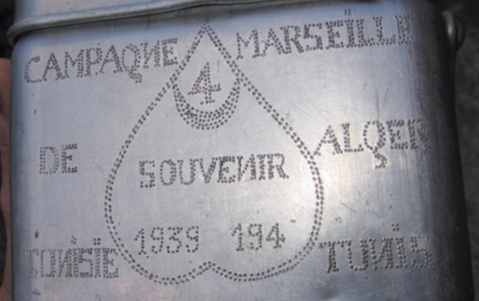 Gamelle joliment gravée par un Zouave du 4ᵉ régiment, ayant rejoint Tunis via Alger au départ de Marseille ; nous ne saurons jamais quand « sa guerre » s’est terminée, car, comme on peut le voir, il n’a pas eu l’occasion de graver le dernier chiffre.
