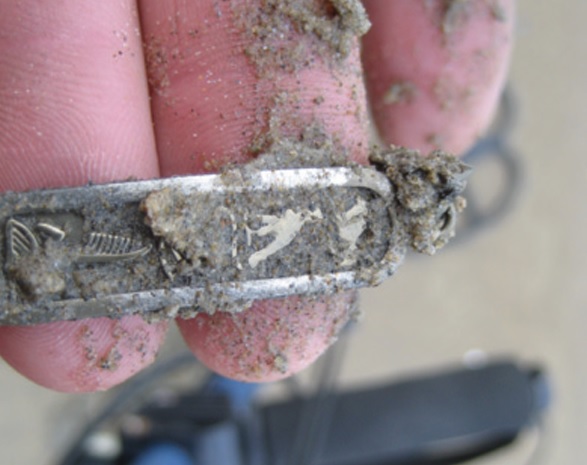 Voici un pendentif en argent.