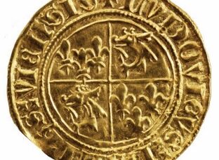 Cet écu d’or du Dauphiné, frappé alors que Louis XI n’était pas encore roi, présente à l’avers un champ écartelé de France-Dauphiné entouré de la légende « (lis) LVDOVICVS: DALPHS* VIENENSIS », tandis que son revers arbore une croix fleuronnée cantonnée de deux dauphins et de deux lis, circonscrite par l'inscription « + XPC: VINCIT* XPC* RENAT* XPC* ».