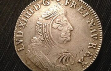 Cedmes a trouvé cet écu de Louis XIV aux insignes de 1702 W (atelier Lille) ; ces monnaies ont été réformées en grand nombre et la marque de la réforme est le trèfle au revers.