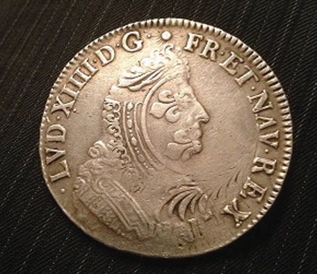 Cedmes a trouvé cet écu de Louis XIV aux insignes de 1702 W (atelier Lille) ; ces monnaies ont été réformées en grand nombre et la marque de la réforme est le trèfle au revers.
