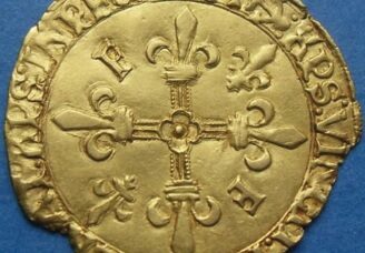 Écu d’or au soleil trouvé par laurent77 pour l’atelier de Bayonne ; avers : (Mm) (ancre) « FRANCISCVS : DEI : G : FRANCORVM : REX », écu de France couronné sous un soleil (François, par la grâce de Dieu, roi des Francs) ; revers : (Mm) (ancre) « XPS : VINCIT : XPS : REGNAT : XPS : IMPER », croix fleurdelisée avec quadrilobe en cœur, cantonnée aux 1 et 4 d’un lis, aux 2 et 3 d’une F (Le Christ vainc, le Christ règne, le Christ commande).