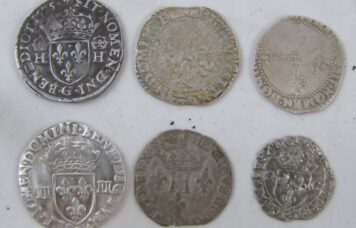 Boursée de monnaies pour la plupart d’Henri III trouvée par Neekee. On y voit en haut à gauche un double sol parisis 2eme type et à sa droite douzain aux deux C 1er type de Charles IX. Les monnaies de Charles IX continuèrent à circuler sous le règne d’Henri III jusqu’en 1575.
