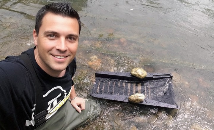 Olivier a calé son Caledonian et est pret à y deverser sable et gravier afin que se déposent les paillettes d’or plus denses dans les «riffles» en forme de petits escaliers.