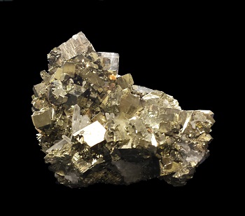 Le cube de pyrite est moins brillant que l’or et va finir par bouger à force de tamiser, alors que les pépites d’or, bien que plus petites, elles, ne bougent pas.