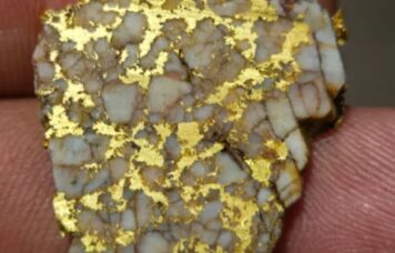 Spécimen de quartz blanc laiteux avec des inclusions visibles d'or natif.