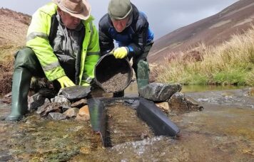 2 orpailleurs utilisant une rampe de lavage Caledonian en France