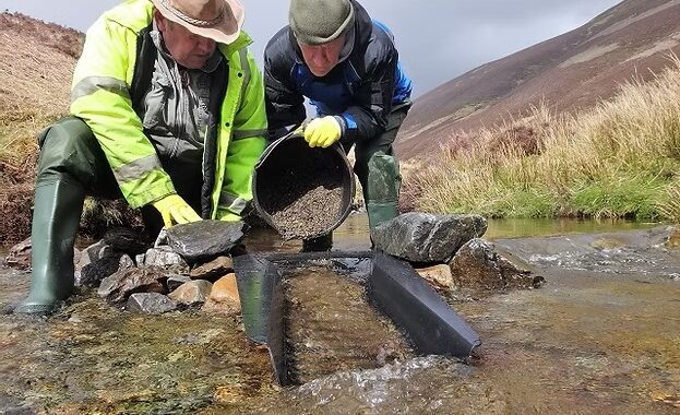 2 orpailleurs utilisant une rampe de lavage Caledonian en France