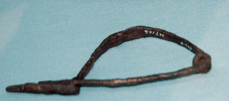 Fibule à ressort nu en bronze (musée de Pompei)