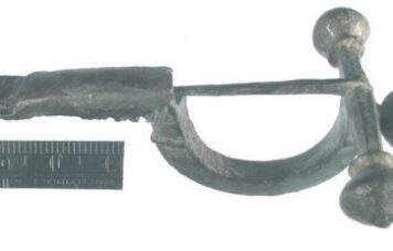 Certaines fibules possèdent un ardillon en fer, alors que d’autres sont entièrement coulées en bronze.