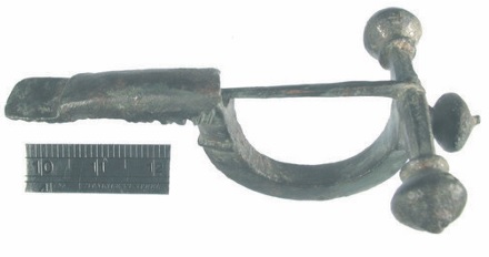 Certaines fibules possèdent un ardillon en fer, alors que d’autres sont entièrement coulées en bronze.